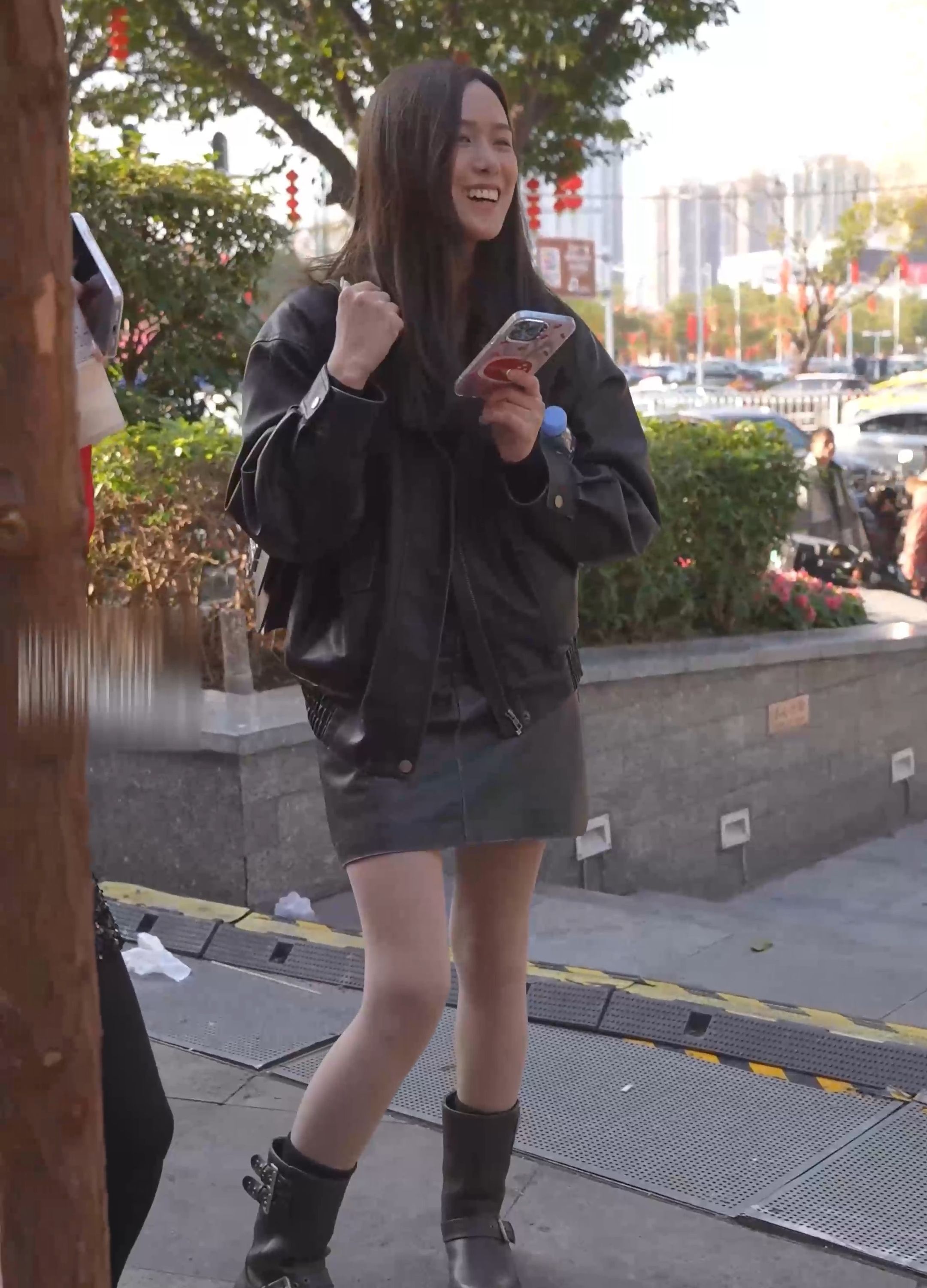 来到学校门口，捕捉个长腿美人的内裤 JLv